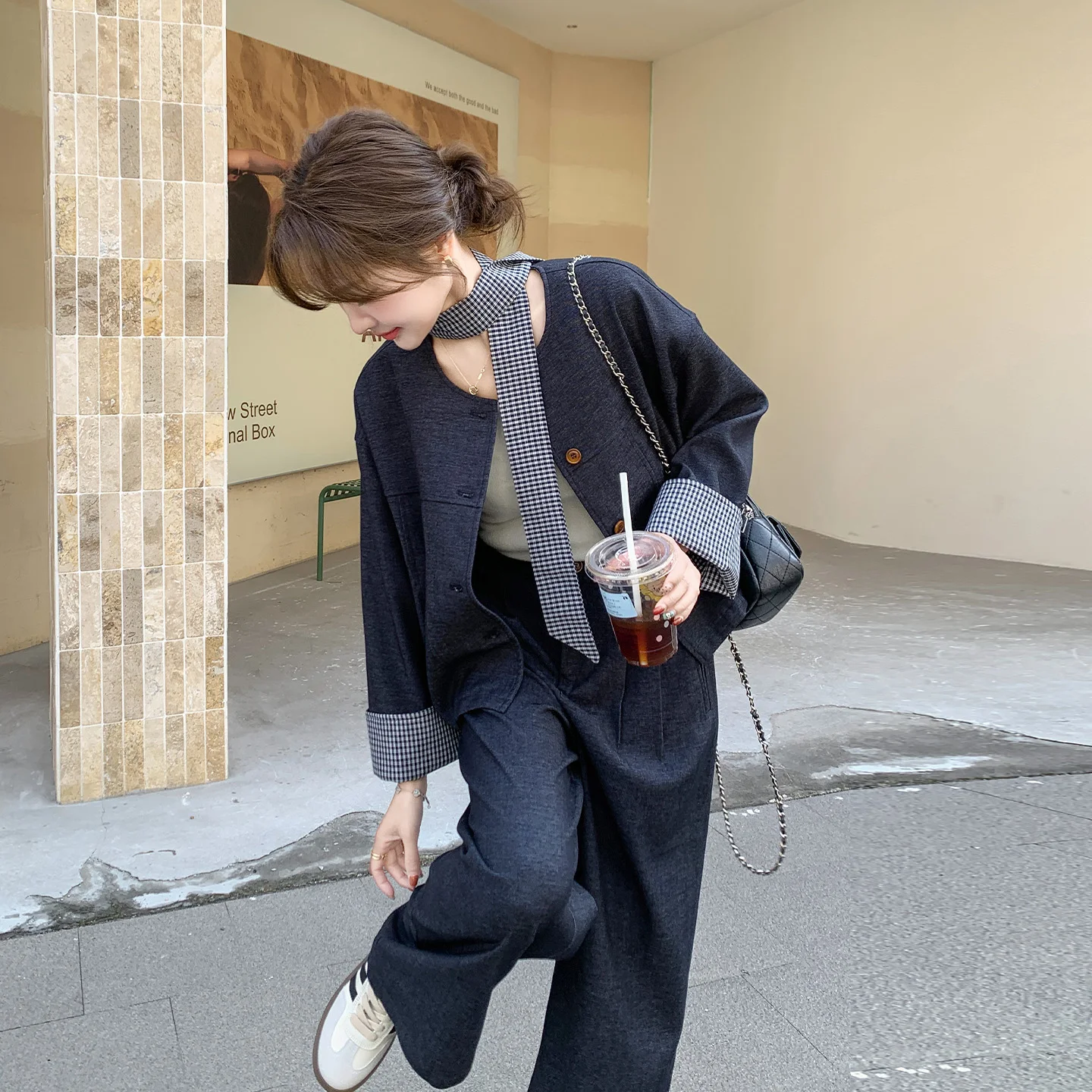 70年代ファッションのリュックスタイルは今でも着れる？チェックジャケットとワイドパンツの組み合わせが解決する