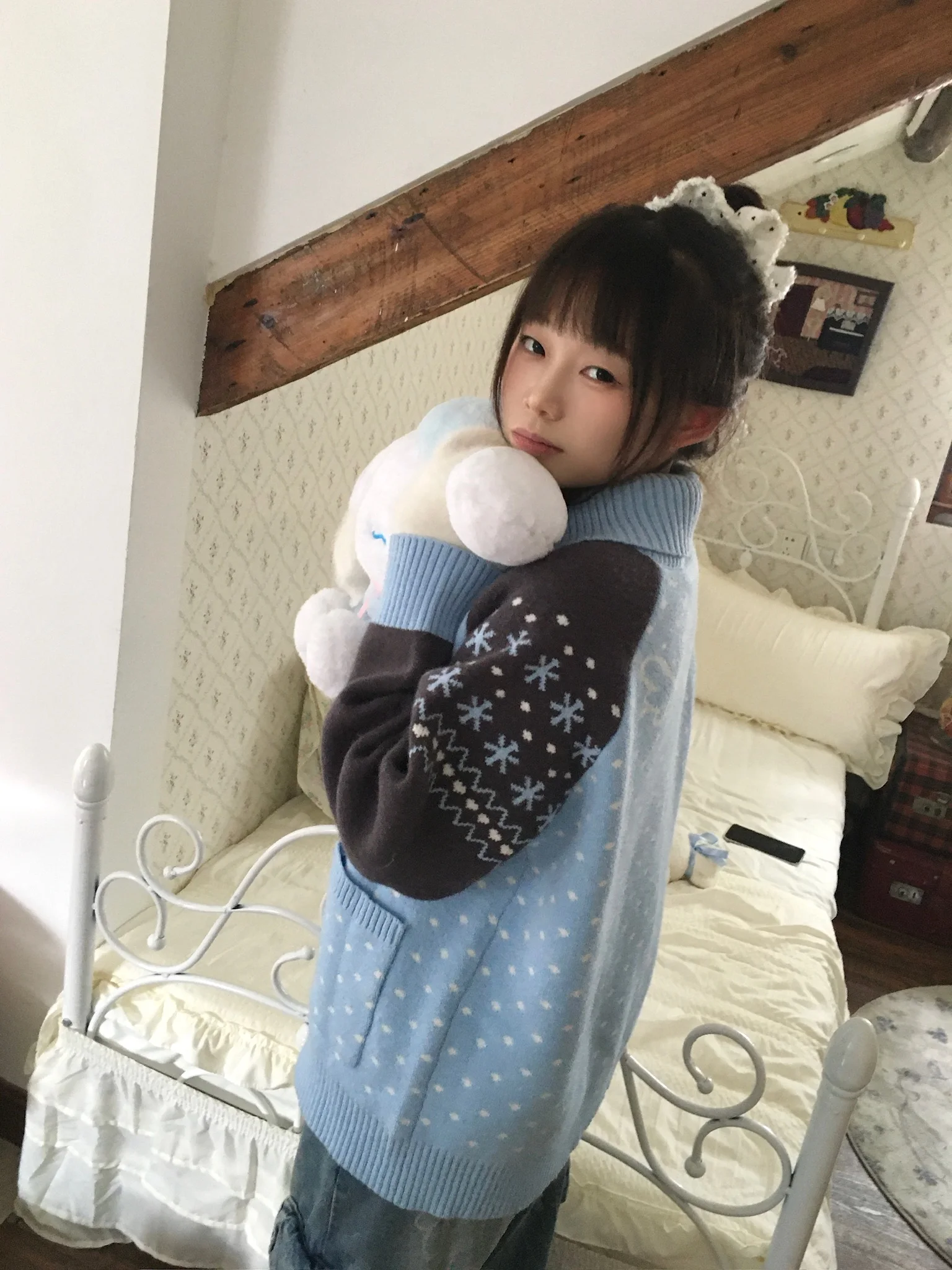 青ニットはなぜ今、通勤スタイルの中心に？