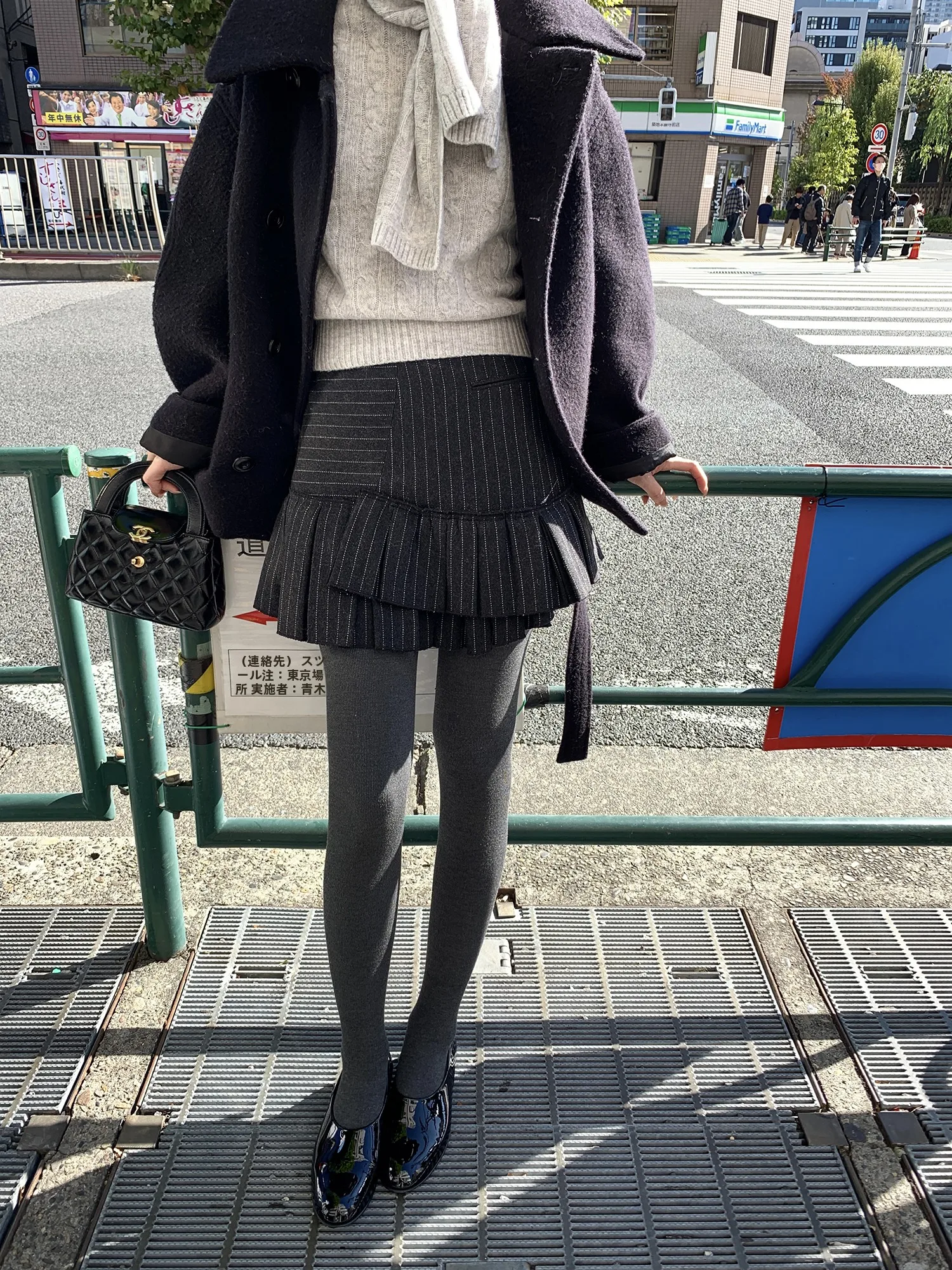 13度の服装で失敗しない着こなしは？不規則なレースが印象的なウールミニスカートの選び方