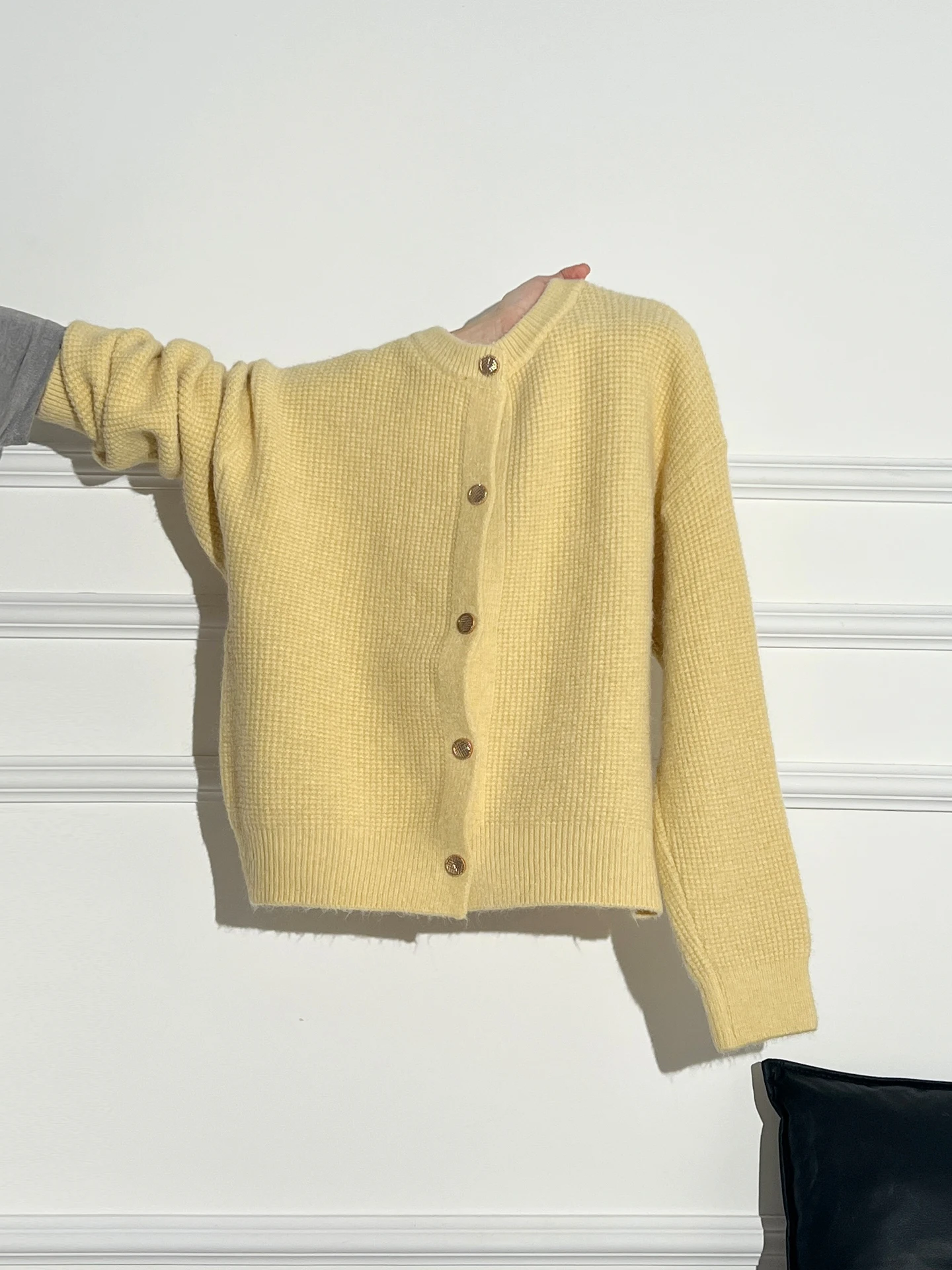 ニットカーディガン コーデの完全ガイド｜丈・色・ブランド選びの秘密