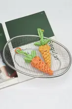 可愛い人参デザインのストラップ付き小物【編み込み・バッグ装飾用・シンプル】