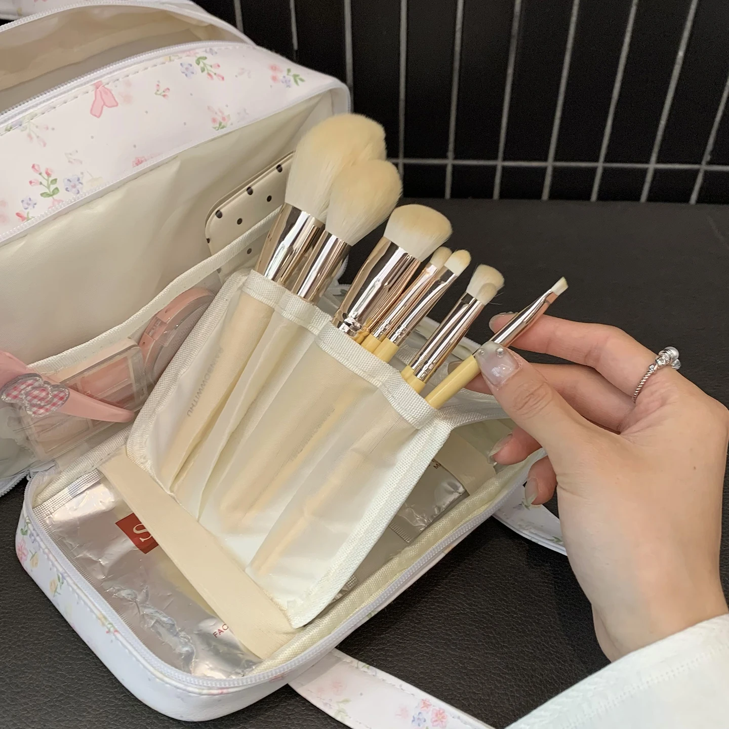 浴衣カバン メンズ向けの小物収納：可愛いフラワープリントコスメポーチの実用性と使い分け