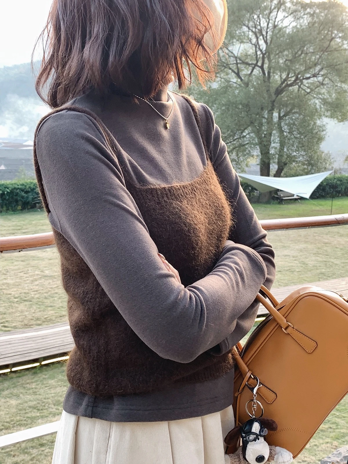 大人可愛い服 40代コーデの完全ガイド｜ハイネックニットの心の余裕を演出