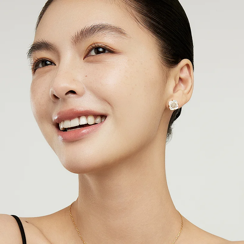 高級感漂う四葉クローバーイヤリング【オリジナルデザイン・個性派・コーディネートしやすい】