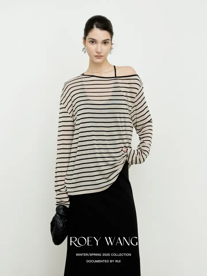 ストライプ柄の長袖Tシャツ【肩出しデザイン・ラウンドネック・女性用】