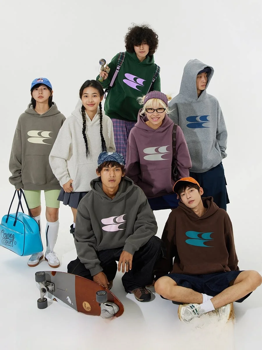 パーカーをどう選ぶ？青春風の刺繍ロゴパーカーが、日常の着こなしを一気に変える理由とは？