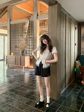 甘い印象のレーストリム付きリボン締め半袖シャツ【女性用・夏向け・上質なデザイン】