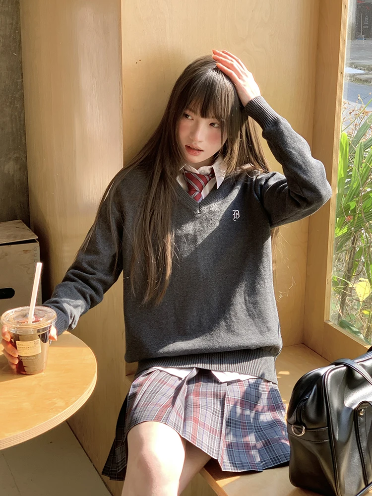 春の薄手カーディガンを高コスパで選ぶには？東鶴の「カーボングレーVネックニット」がベストな理由