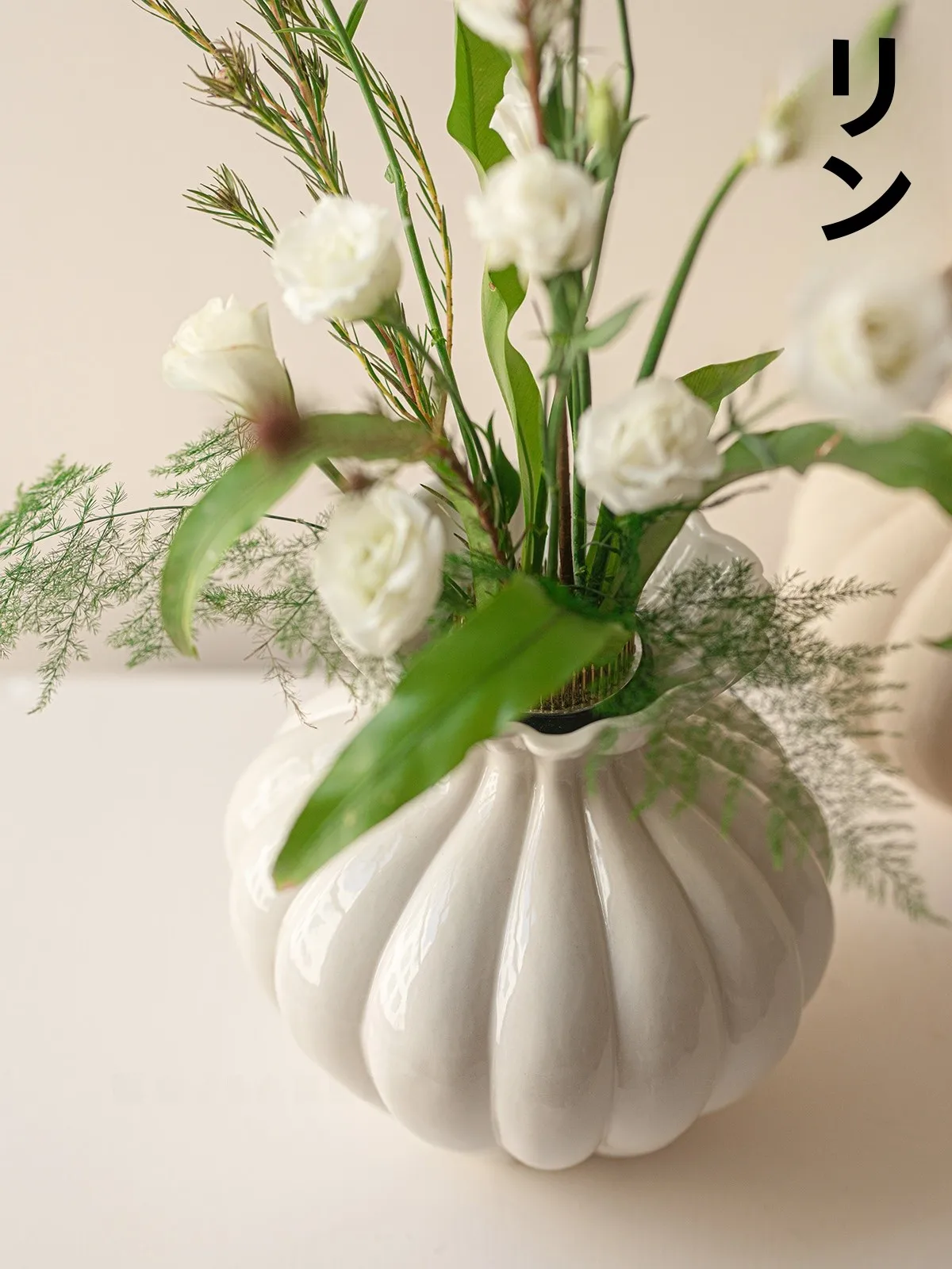 景徳鎮製白陶花瓶 バタフライリボンデザイン：北欧風アートフラワー用の台面花器とは