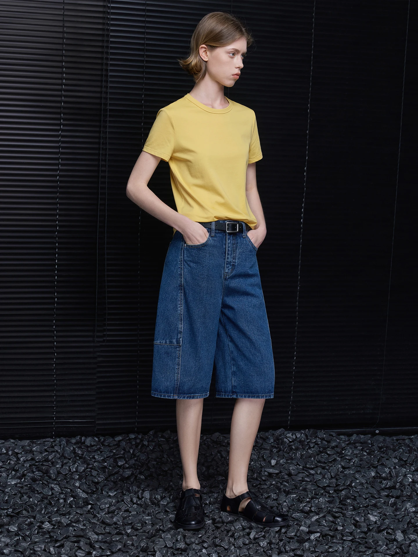 青のTシャツに合うズボンは、やっぱりデニム？それとも他の色？