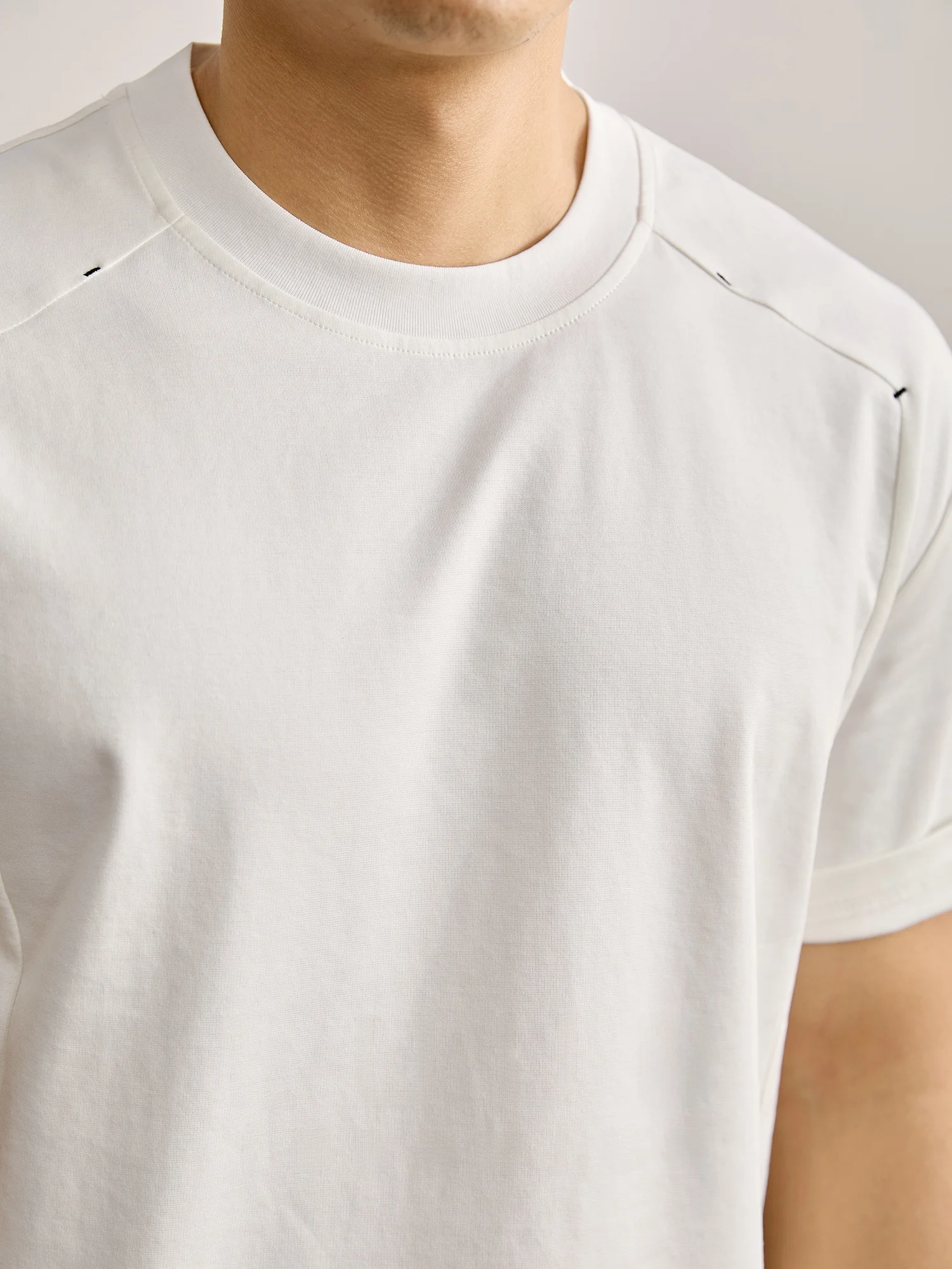 カットオフ tシャツは本当に必要？30代の男性が選ぶ「立体裁剪デザイン」のトップスとは