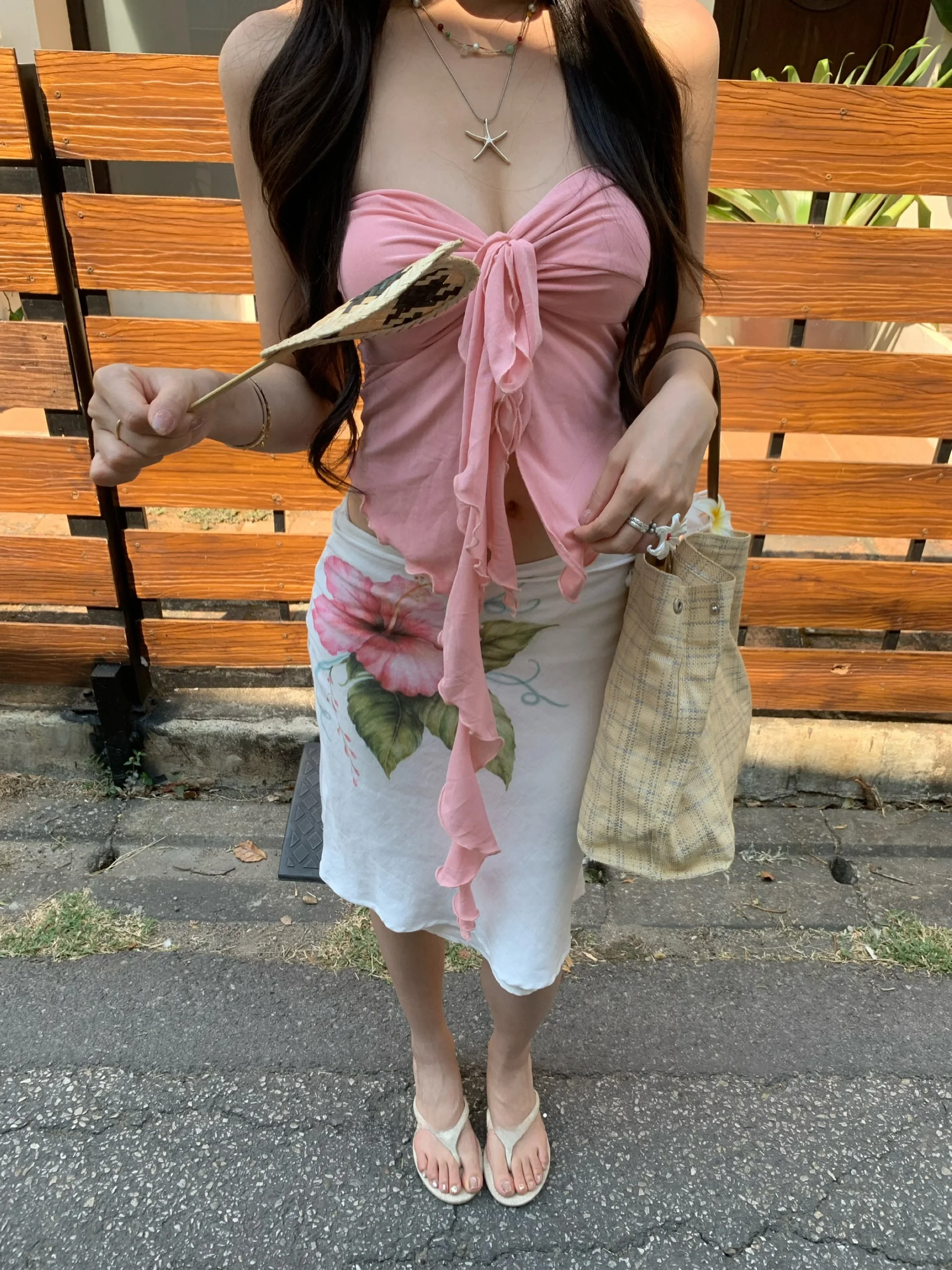 デザイン性の高い バンドゥトップス【リゾートスタイル・波型エッジ・メッシュ素材】：ラッシュガード おしゃれ に必要な機能とデザインのバランス