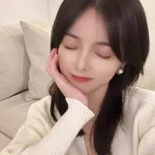 黒のヴィンテージ山茶花ピアス【高級感あふれる・カラーコントラストデザイン】
