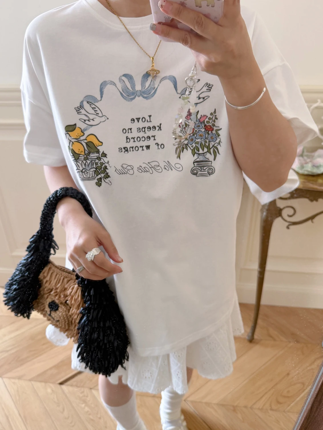 天使のリボンデザイン 綿100% Tシャツ：ワンポイント刺繍の男女共通スタイルとは