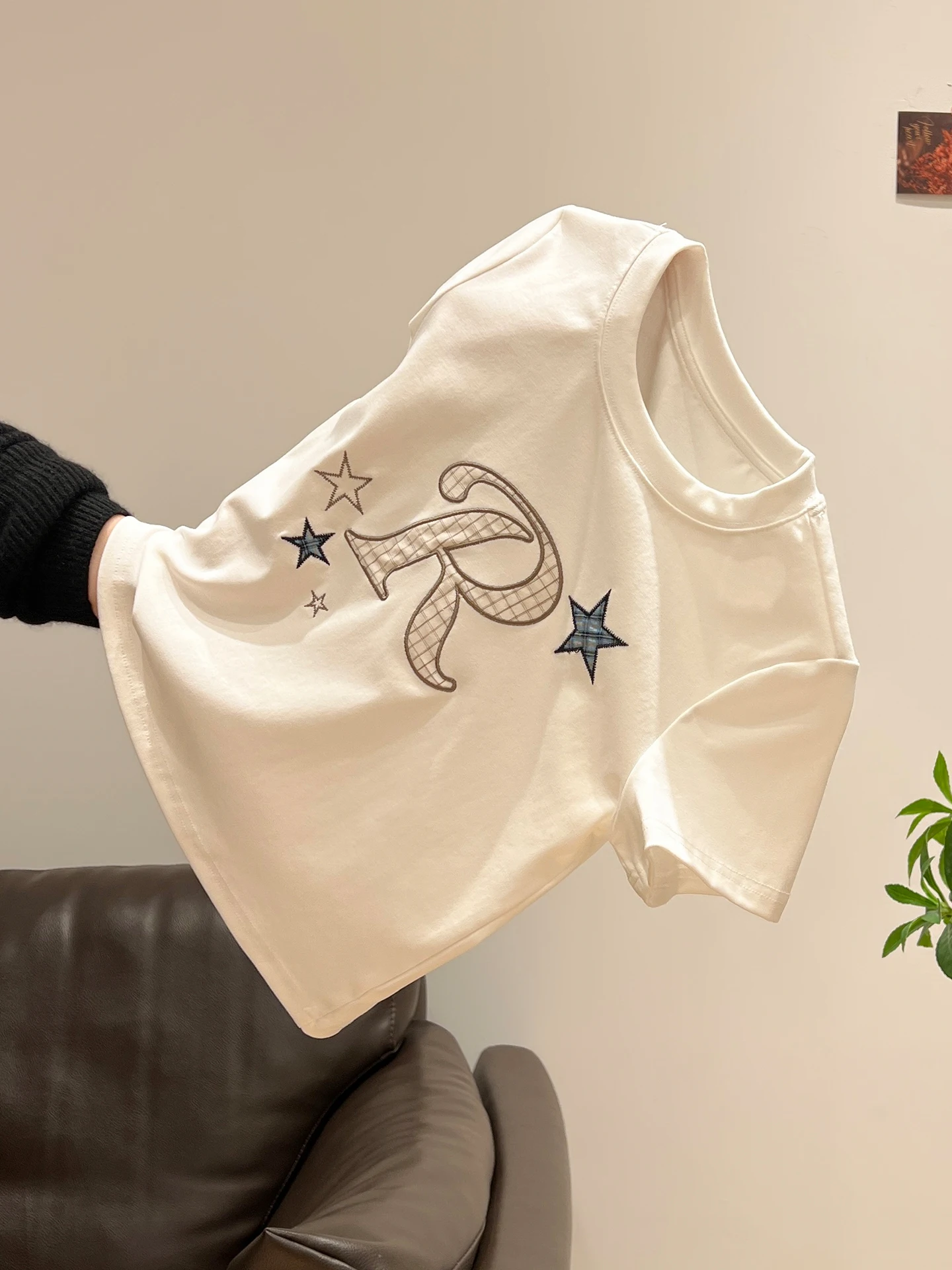 「tシャツ 小さい」はどうやって選ぶ？刺繍入りの修身型Tシャツが通勤スタイルを救う理由