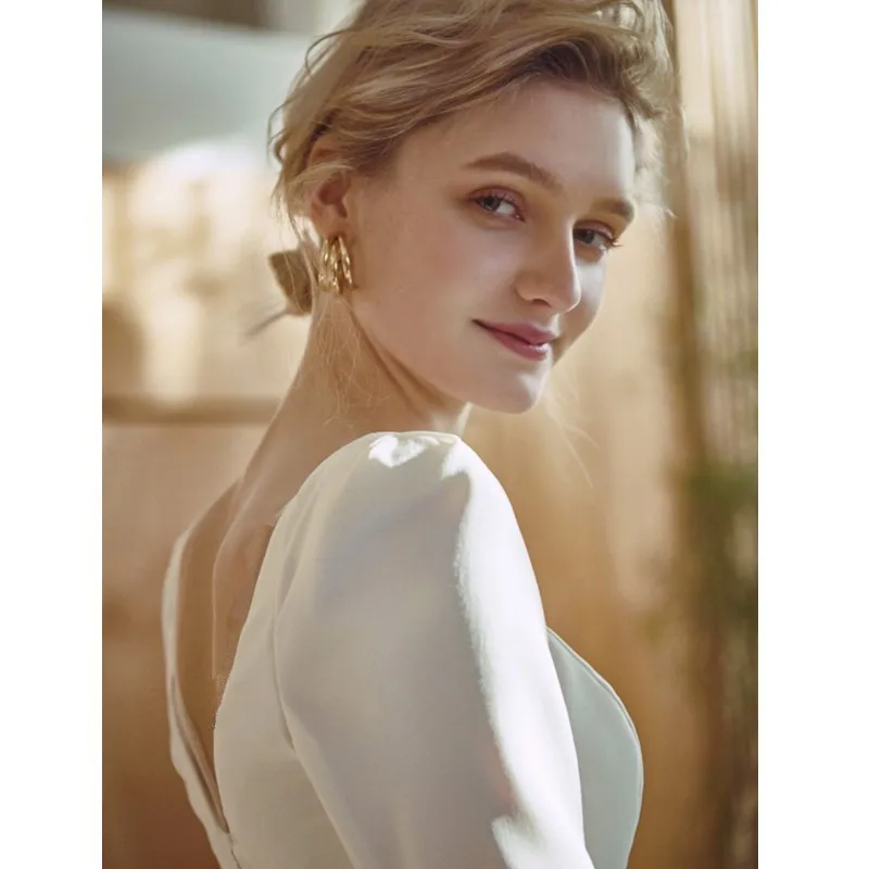 優雅なデザインの長袖ホワイトウェディングドレス：シンプル・トレイン付きで自然なフォーマルスタイルを実現