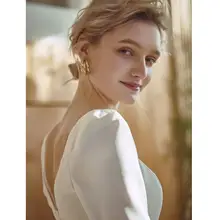 優雅なデザインの長袖ホワイトウェディングドレス【シンプル・トレイン付き・Vネック】