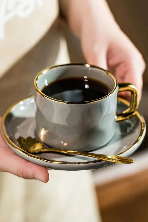 欧風レトロデザインの陶器製コーヒーカップ＆ソーサー【高級感・精緻な仕上げ】（セットアップ対応）