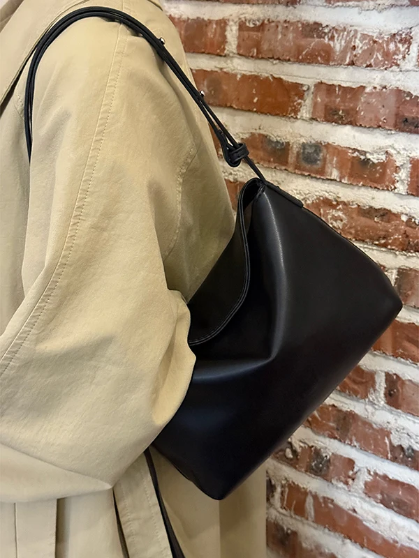 高級感あるソフトレザー製トートバッグ：シンプルデザインで通勤と日常をサポート