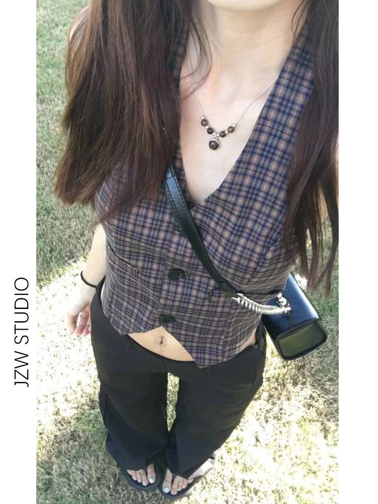 美しいシルエットの黒のローライズフレアパンツ：スリットフレアパンツとセミフレアパンツの間で最適な選択とは？