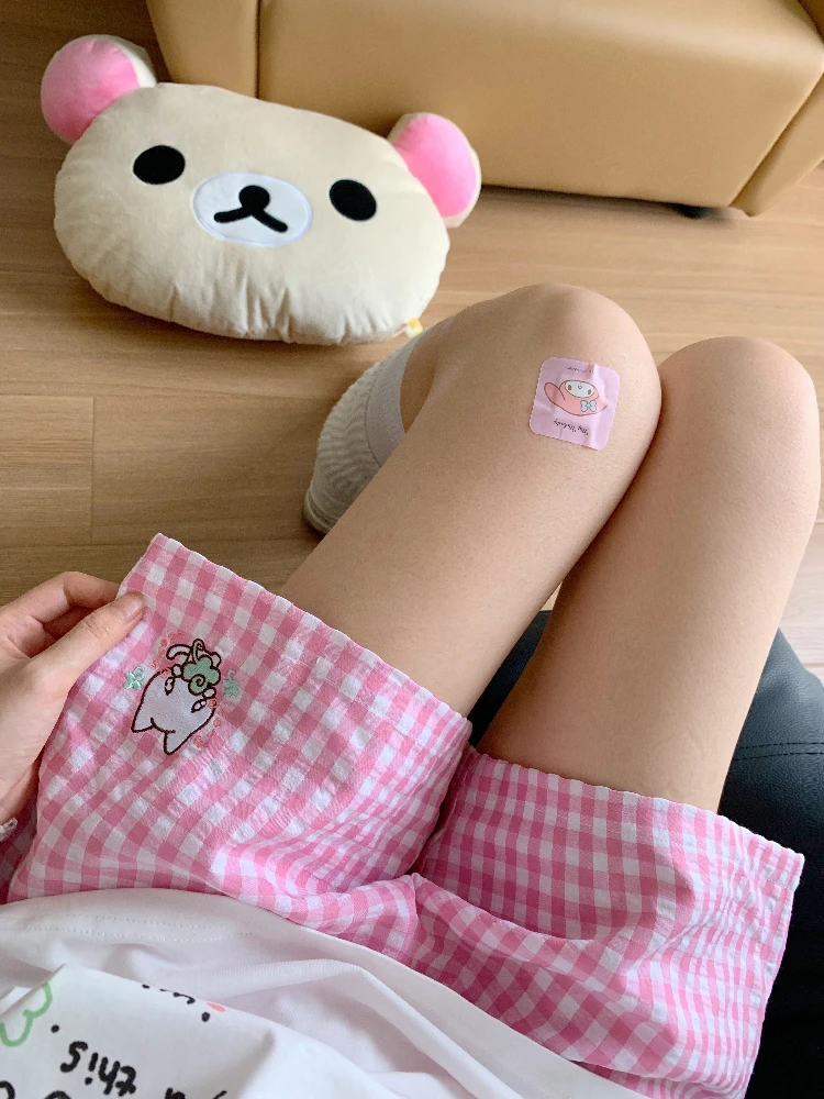 可愛い四葉クローバー刺繍のショートパンツ：パンツコーデに最適なカジュアルスタイル