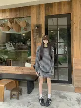 快適なストライプ柄長袖UVカットTシャツとウエストゴムショートパンツ（セットアップ対応）