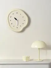 クリエイティブな不規則形状の掛け時計【静音設計・ミニマリストスタイル・リビングや寝室に最適】