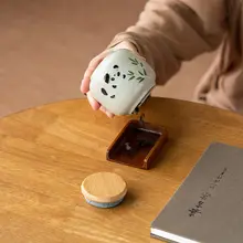 手描きパンダデザインの陶器製茶葉保存容器【密閉・中華風・防湿】