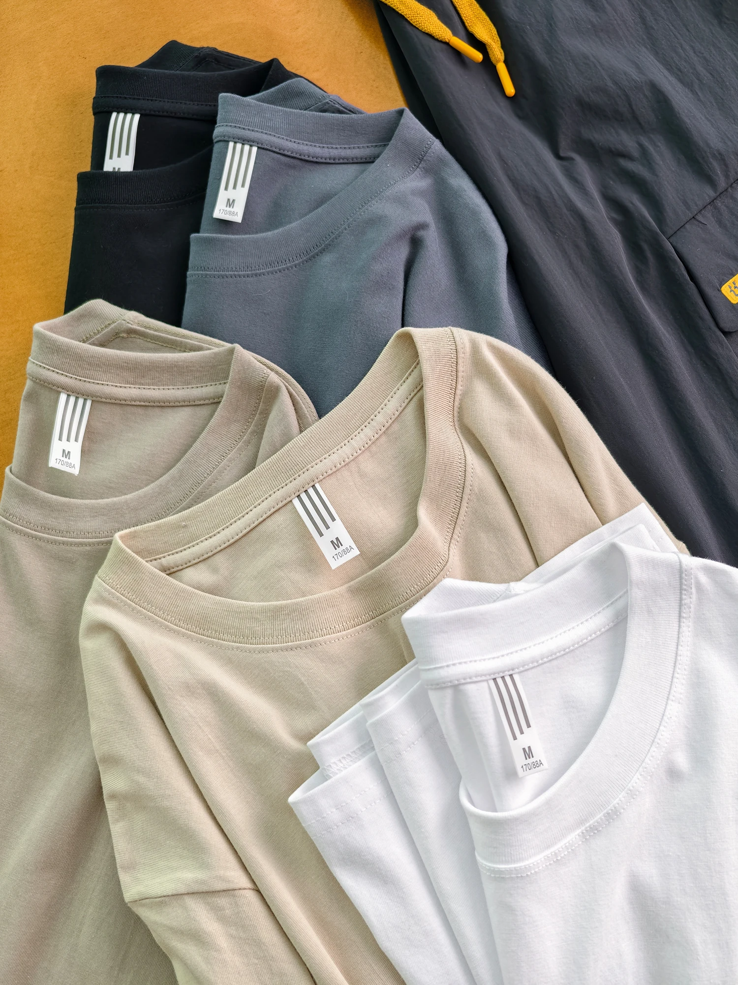 長めのTシャツをどう選ぶ？通勤からリラックスまで、1本で解決できる理想のスタイルとは