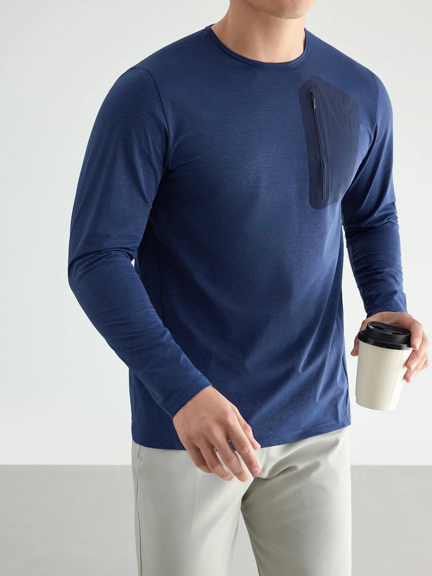 30代男性が毎日過ごす「通勤と休日のバランス」を支える、1着のTシャツは？