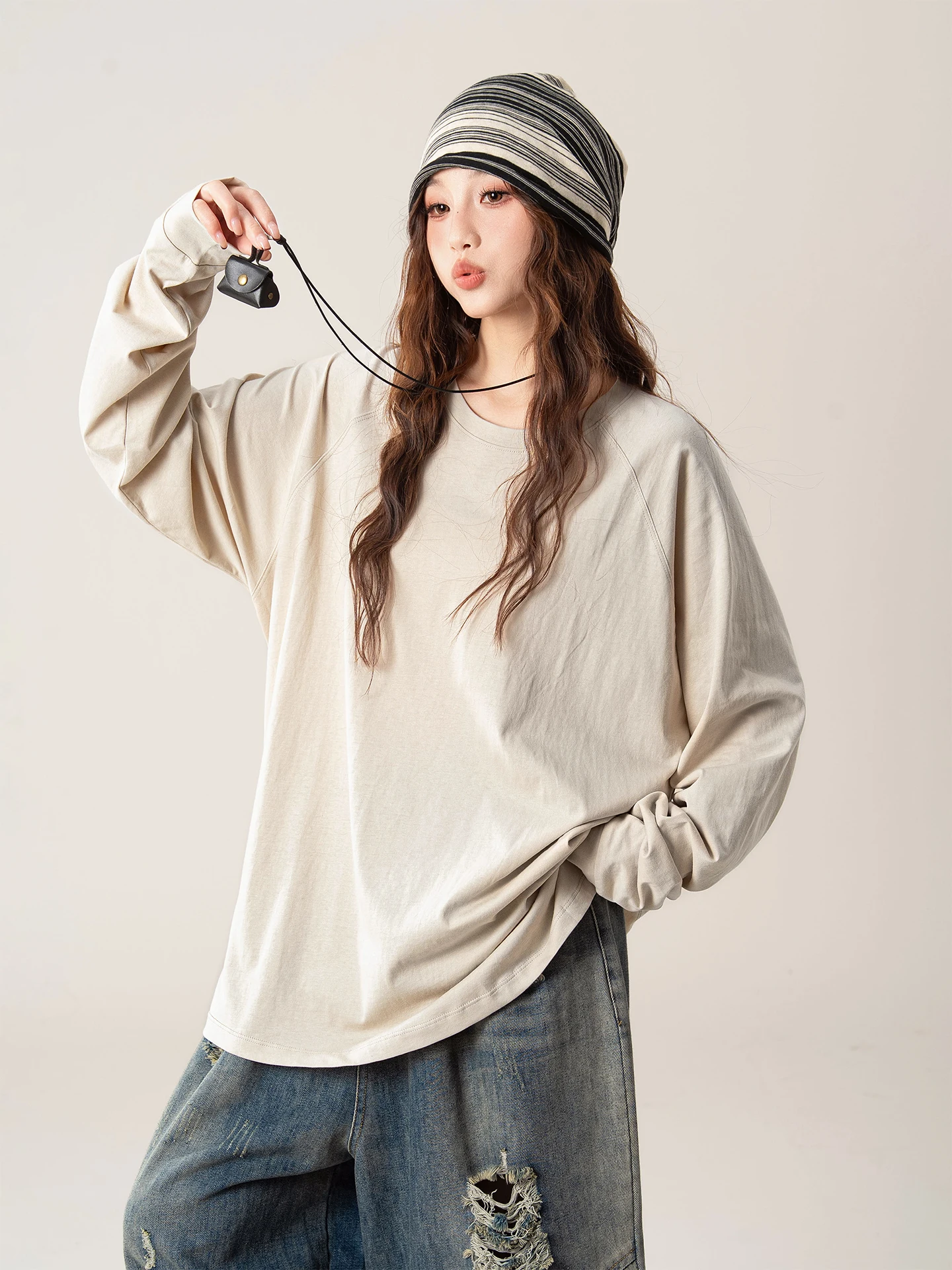 ストリート カジュアルに必要な1本は、このオフショルダーTシャツ？