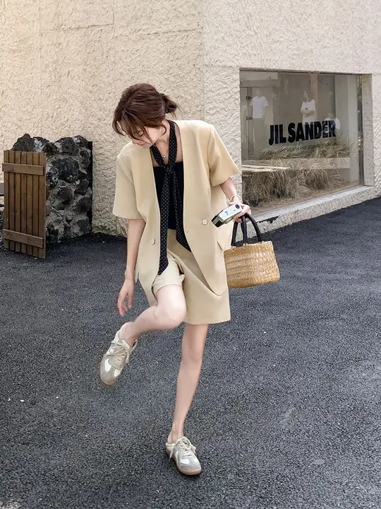 カーキ色ドット柄スカーフ付きスーツ【春夏用・女性・お洒落・小柄向け】（セットアップ対応）