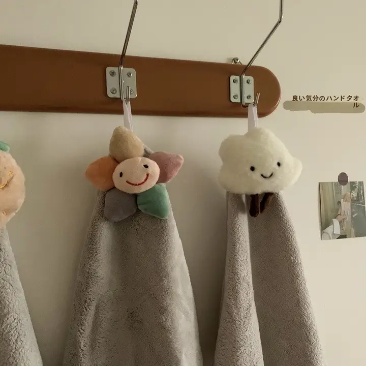 ひまわりデザインの吸水速乾ハンドタオル【かわいいフック付き・コーラルフリース製】