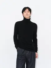 基礎的なスタイリッシュなピッチストライプタートルネックニット
