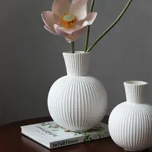 シンプルなストライプデザインの陶器製花瓶【ホワイト・インテリア装飾用・ドライフラワー対応】