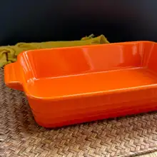 北欧デザインのオレンジ色の陶製ロングベーキングトレー【ダブルハンドル・肉・魚・チキンウイング・チーズ焼き用】