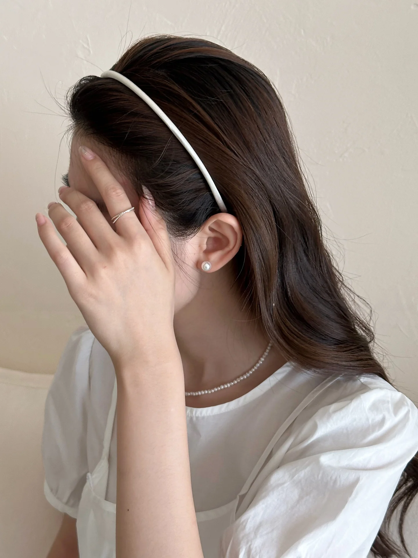 高い頭部にフィットする細いヘアバンド：ストレートヘアのおしゃれに 不可欠なアイテム
