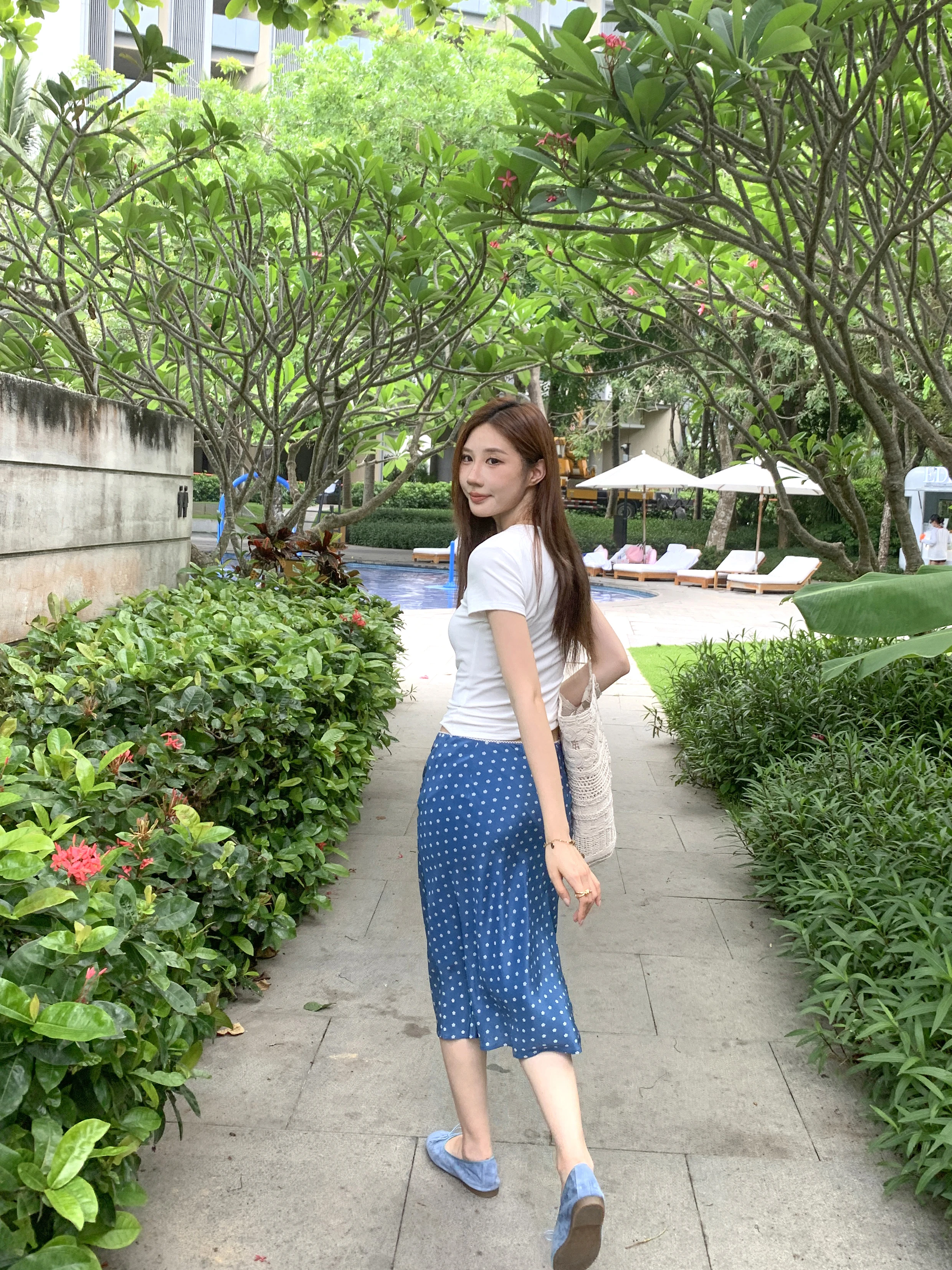 韓国風サテン花柄Aラインスカート：ベージュとネイビーの夏コーデに最適なトレンドスカート