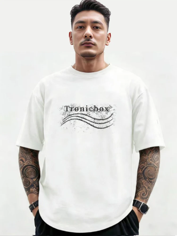 夏のテック系アイテムとしてのスタイリッシュな男性用ショートスリーブTシャツ
