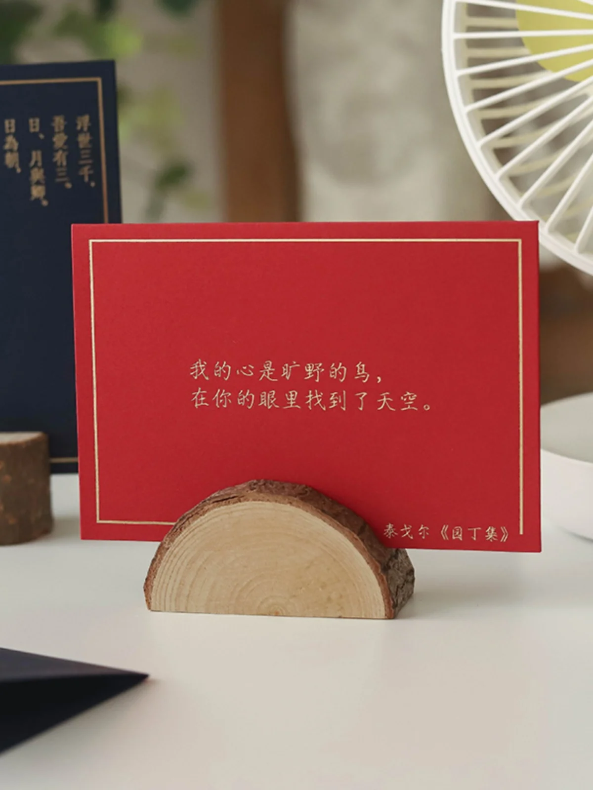 ネームプレートクリップを選ぶべきタイミングは？木製のフォトクリップが通勤やオフィスでどう活躍するのか