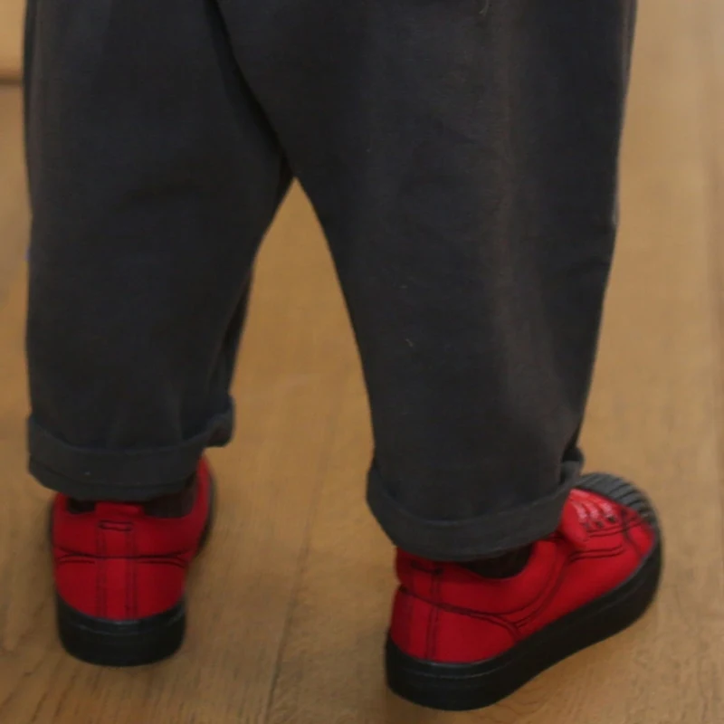 1歳半から8歳まで、子どもの足のサイズはどのくらい？この帆布シューズが成長のすべてを支える理由