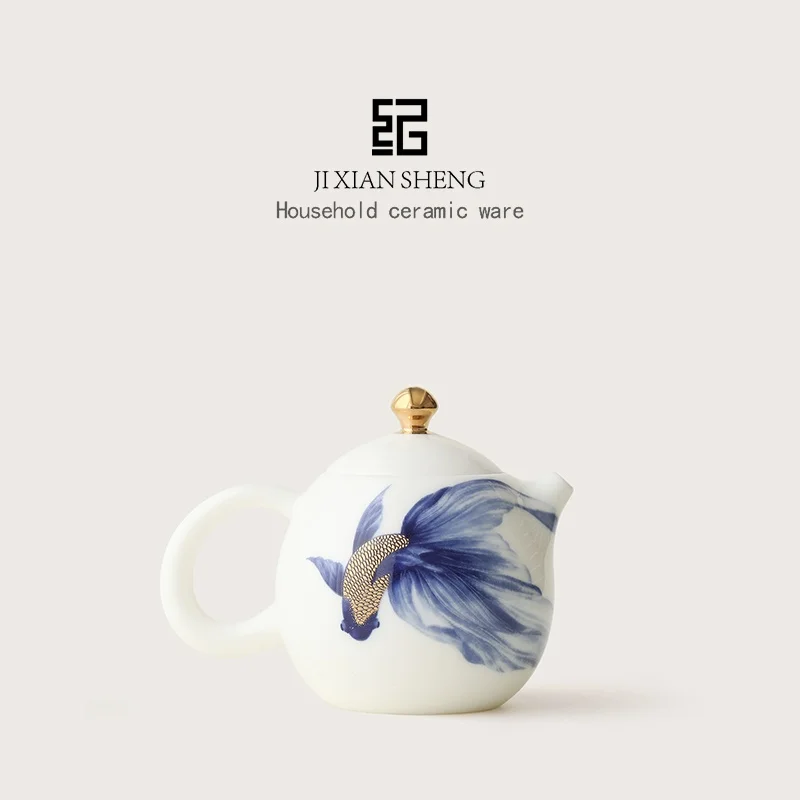 高級青花デザインの茶器：金彩仕上げで和室に響く錦鯉の美しさ
