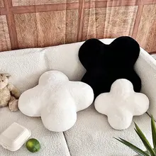 ぬいぐるみ四つ葉のクローバー枕 抱き枕 ソファ リビングルーム