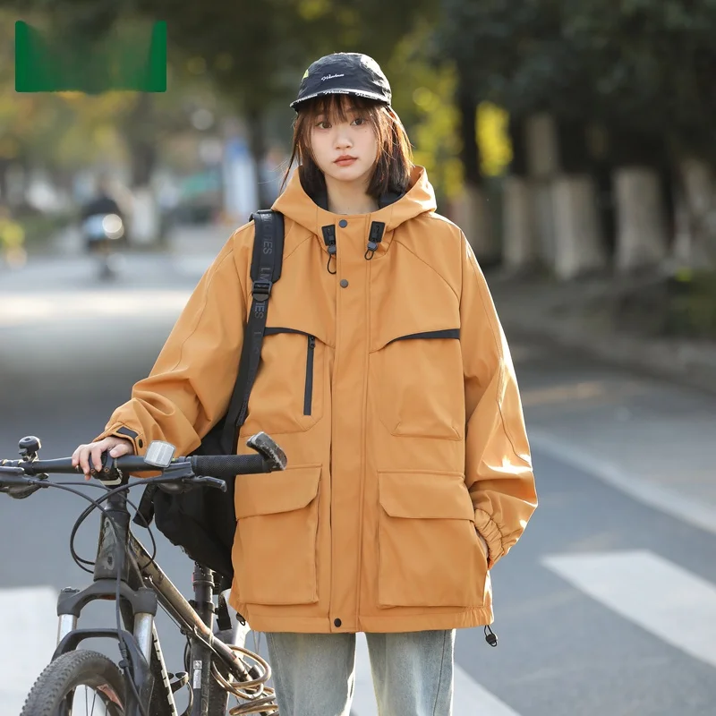 リュックに合うアウターはどんなもの？通勤・日常で使えるおすすめスタイルとは？