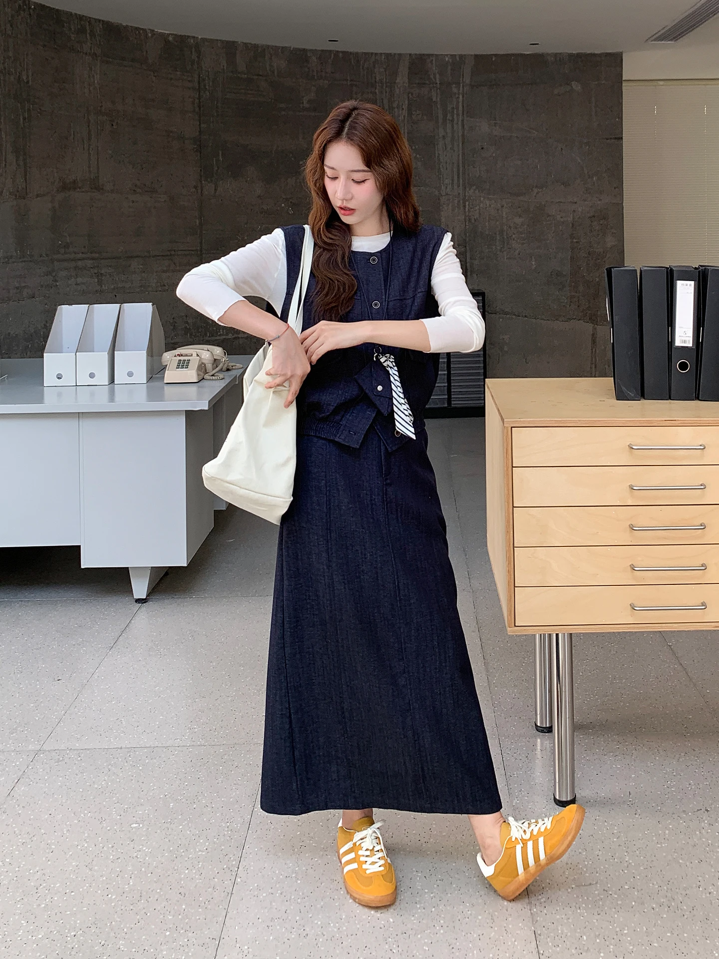 濃い色のデニムをどう選ぶ？リアルな選び方と、今夏の通勤スタイルに活かすコツ