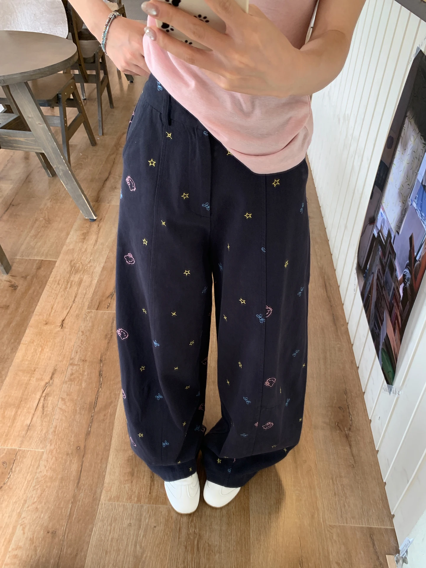 刺繍入りワイドレッグデニムパンツは、通勤でもデートでも使える“一着”なのか？