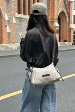 斜め掛けできる軽量ナイロンショルダーバッグ【シンプルデザイン・多用途】