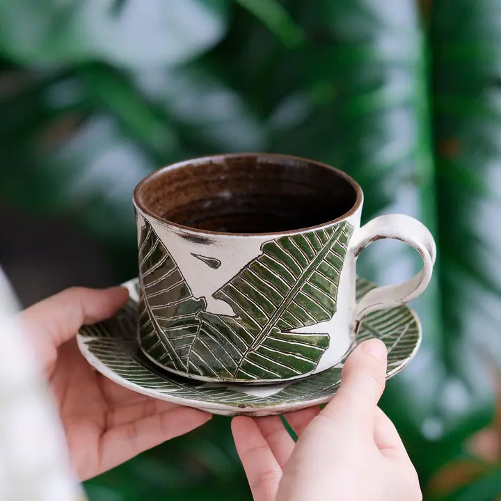 風格ある手描きのバナナリーフデザイン 陶器製コーヒーカップ＆ソーサー【高級感あり・ヴィンテージスタイル】（セットアップ対応）