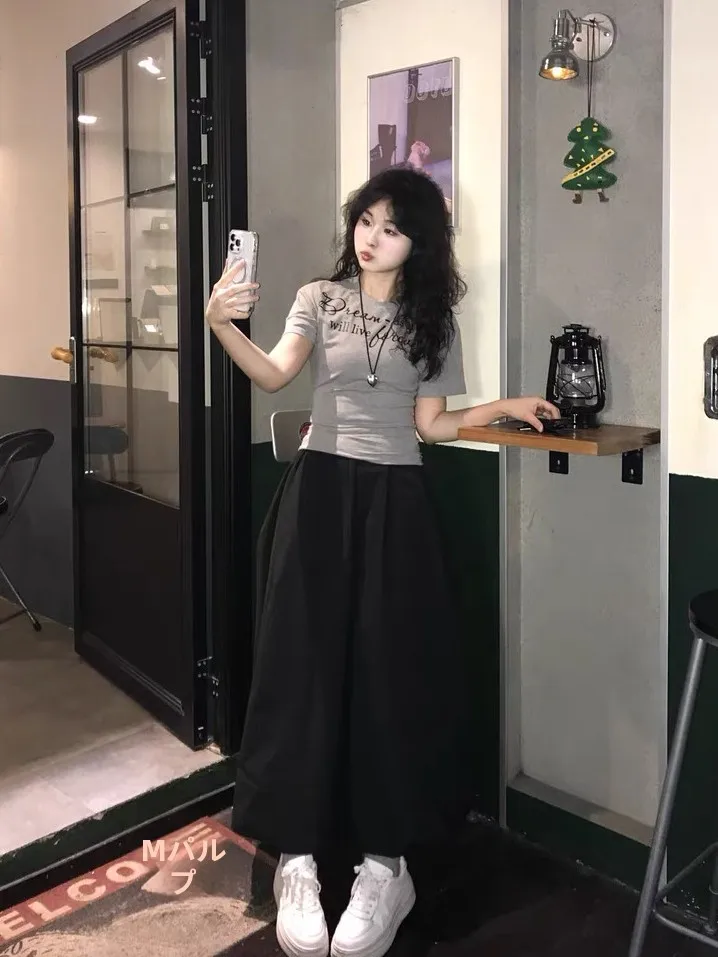 チャコールグレーTシャツはどんな色か？実は「薄いグレー」が通勤や日常で最も優しい理由