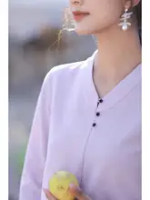 春季新作のデザイン感あるVネックコットン長袖Tシャツ【薄紫色・レディース】